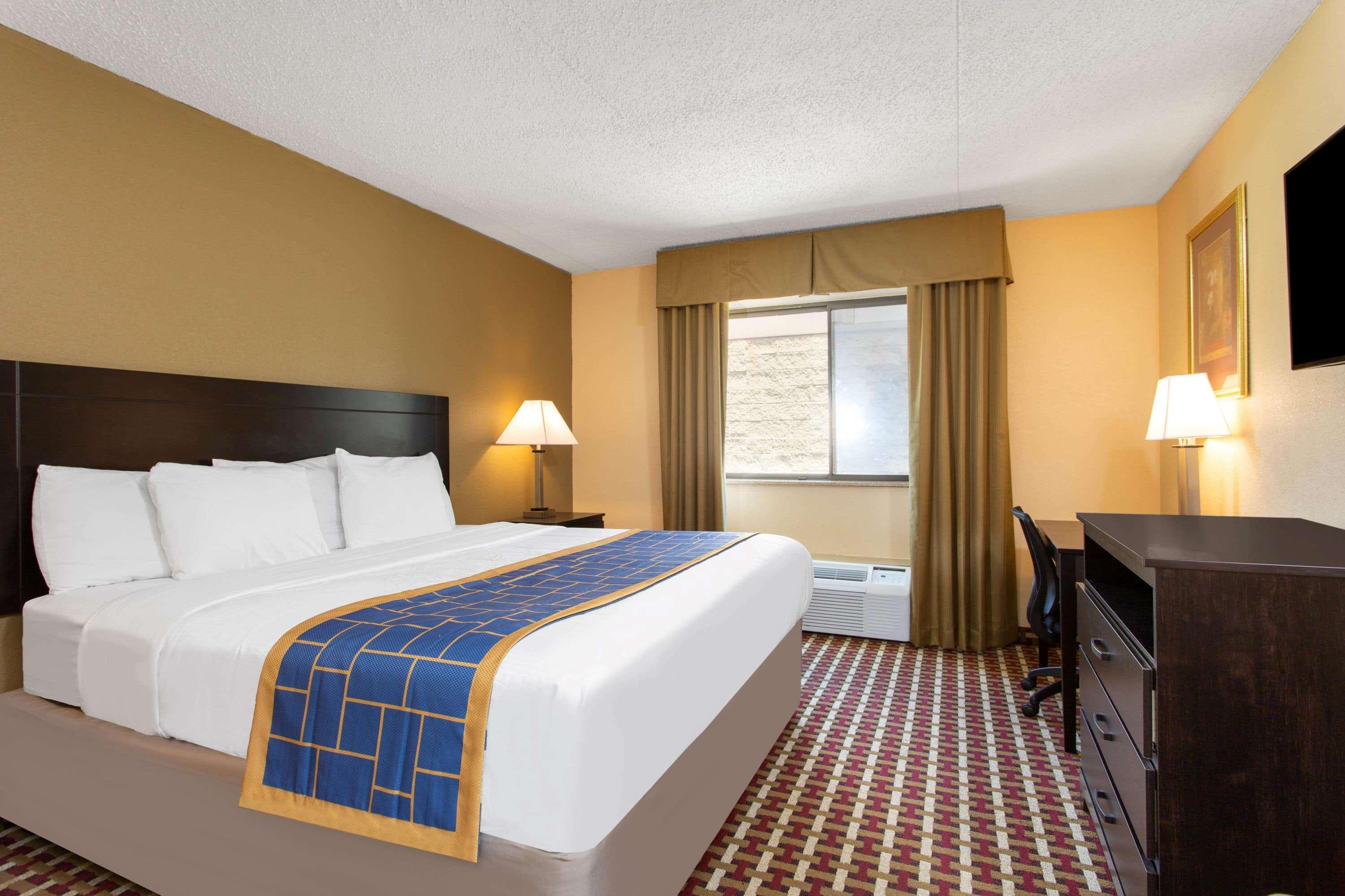 Days Inn By Wyndham Hillsborough Dış mekan fotoğraf